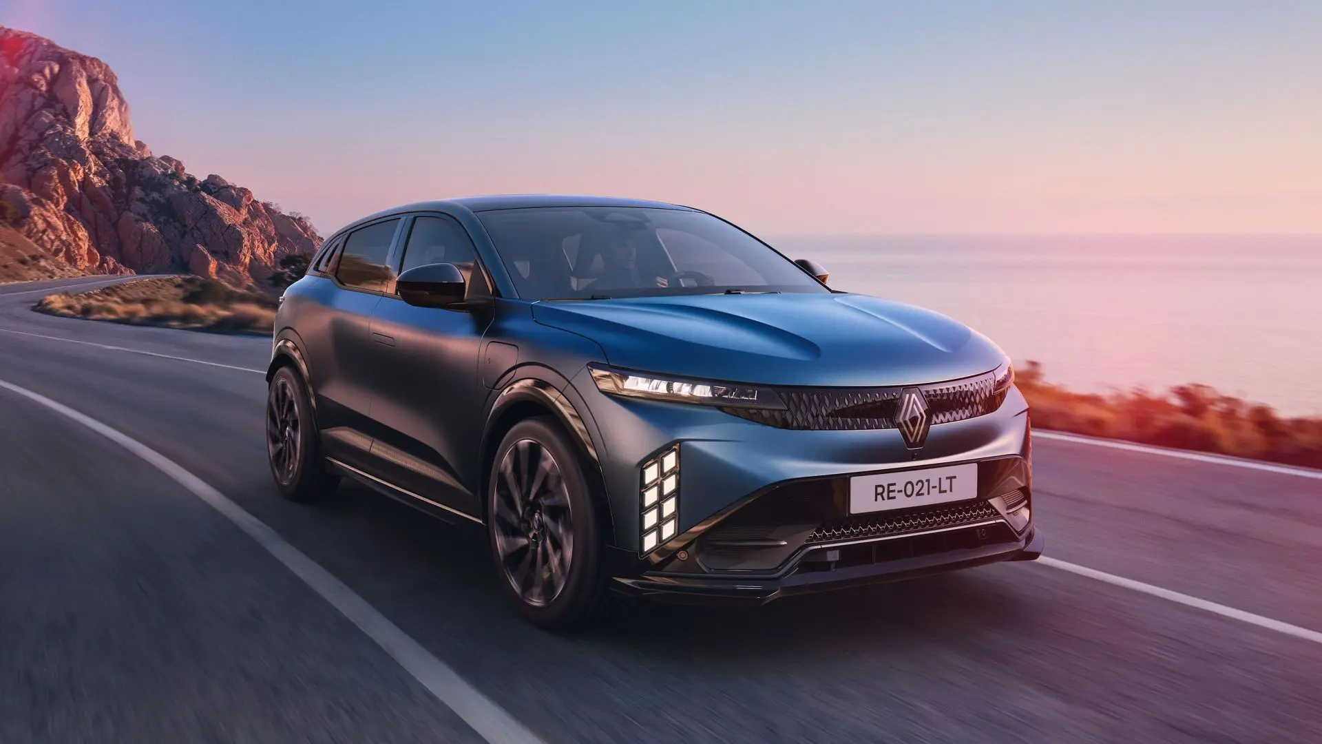 Renault Megane E-Tech получил новый облик, увеличенный запас хода и ускоренную зарядку