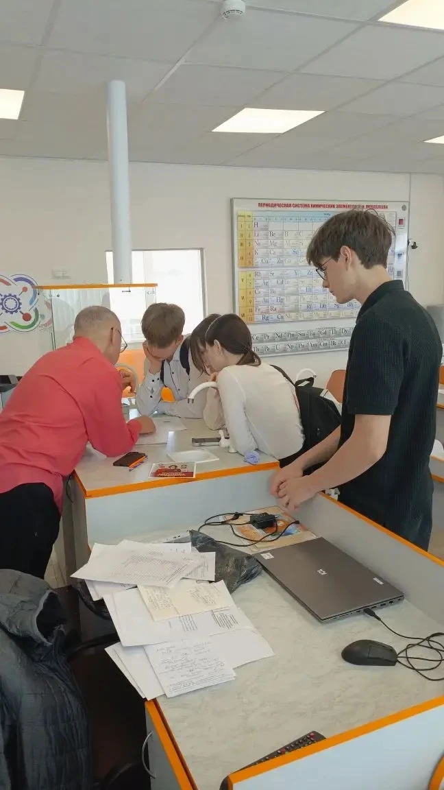 В нашей школе прошёл профориентационный урок по химии 🧪  Его провёл доцент кафедры «Оборудование хим