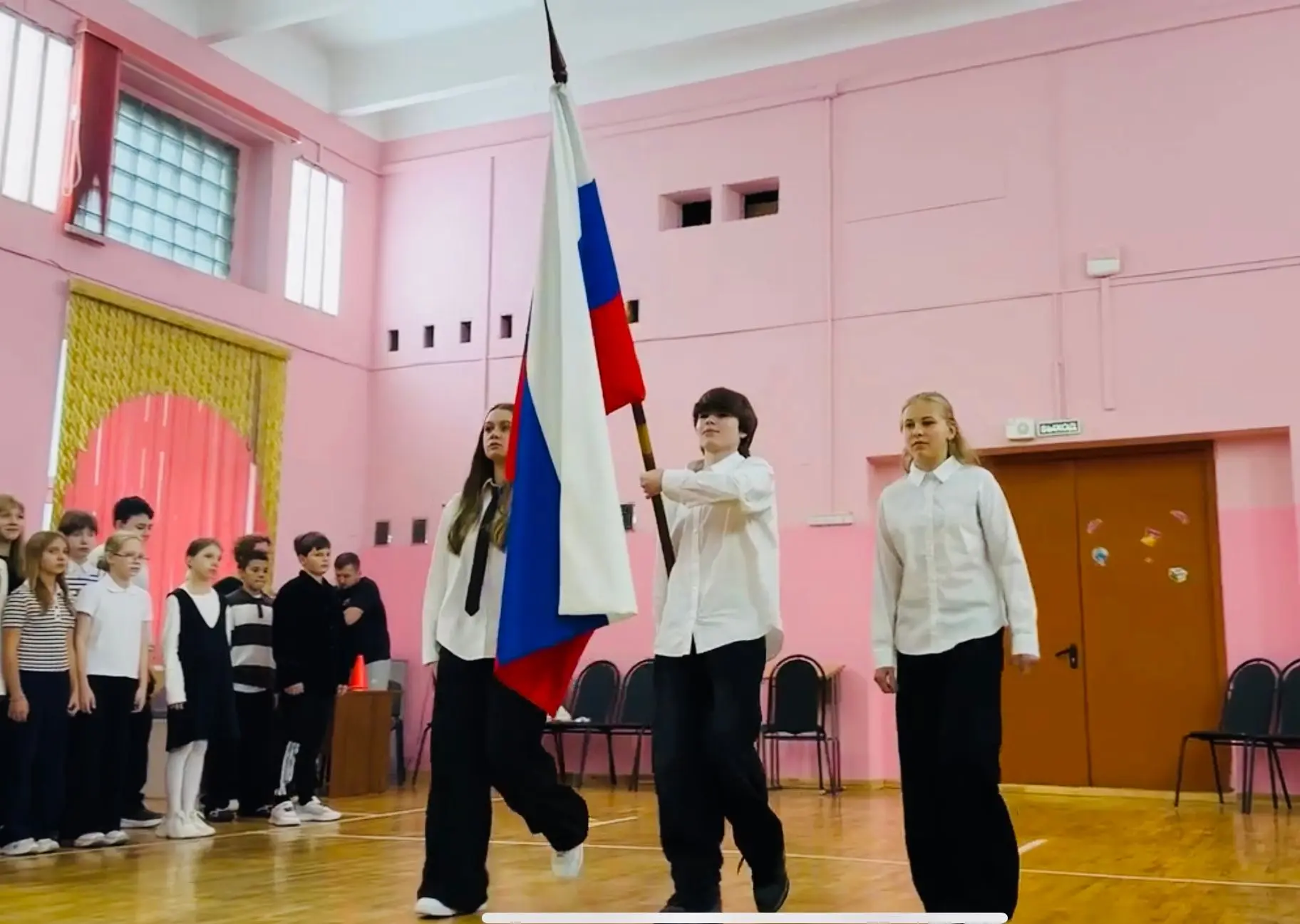 📌 Еженедельная традиция — поднятие флага и исполнение гимна Российской Федерации 🇷🇺