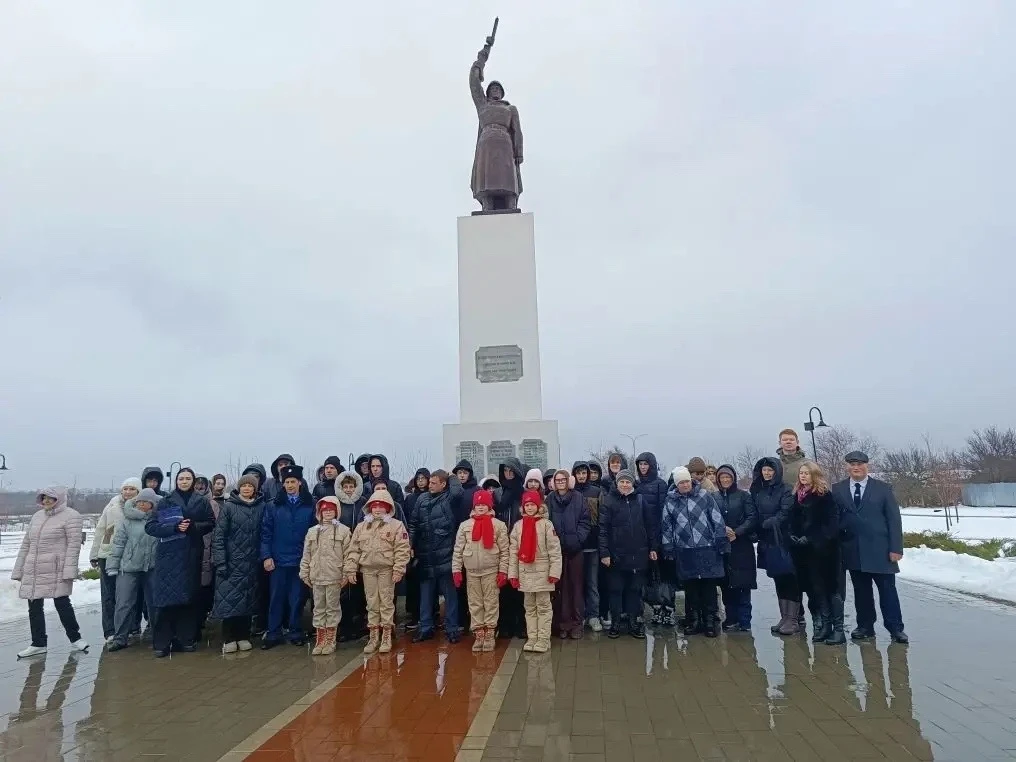 🎗️Никто не забыт, ничто не забыто!  Юнармейцы отряда «Пчёлы» имени Героя СВО С.Ужакина Октябрьской ш