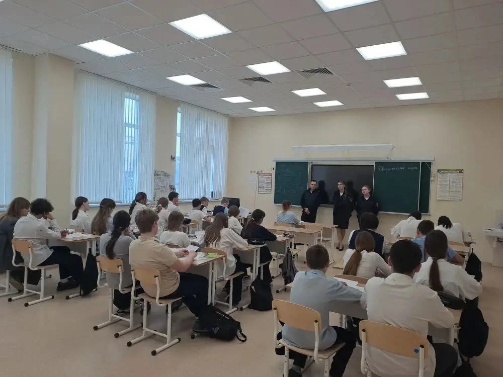 🌼 В преддверии весенних каникул в МБОУ СОШ № 17 г. Азова прошли важные профилактические беседы с обу