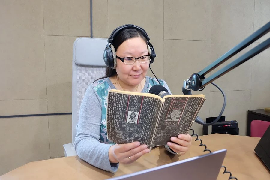 Илаhан тэмдэг.

Сэдэб: Агван Лобсан Доржиевай бэшэhэн "Дэлхэйе эрьежэ бүтэһэн домог, һонирхолой бэшэ