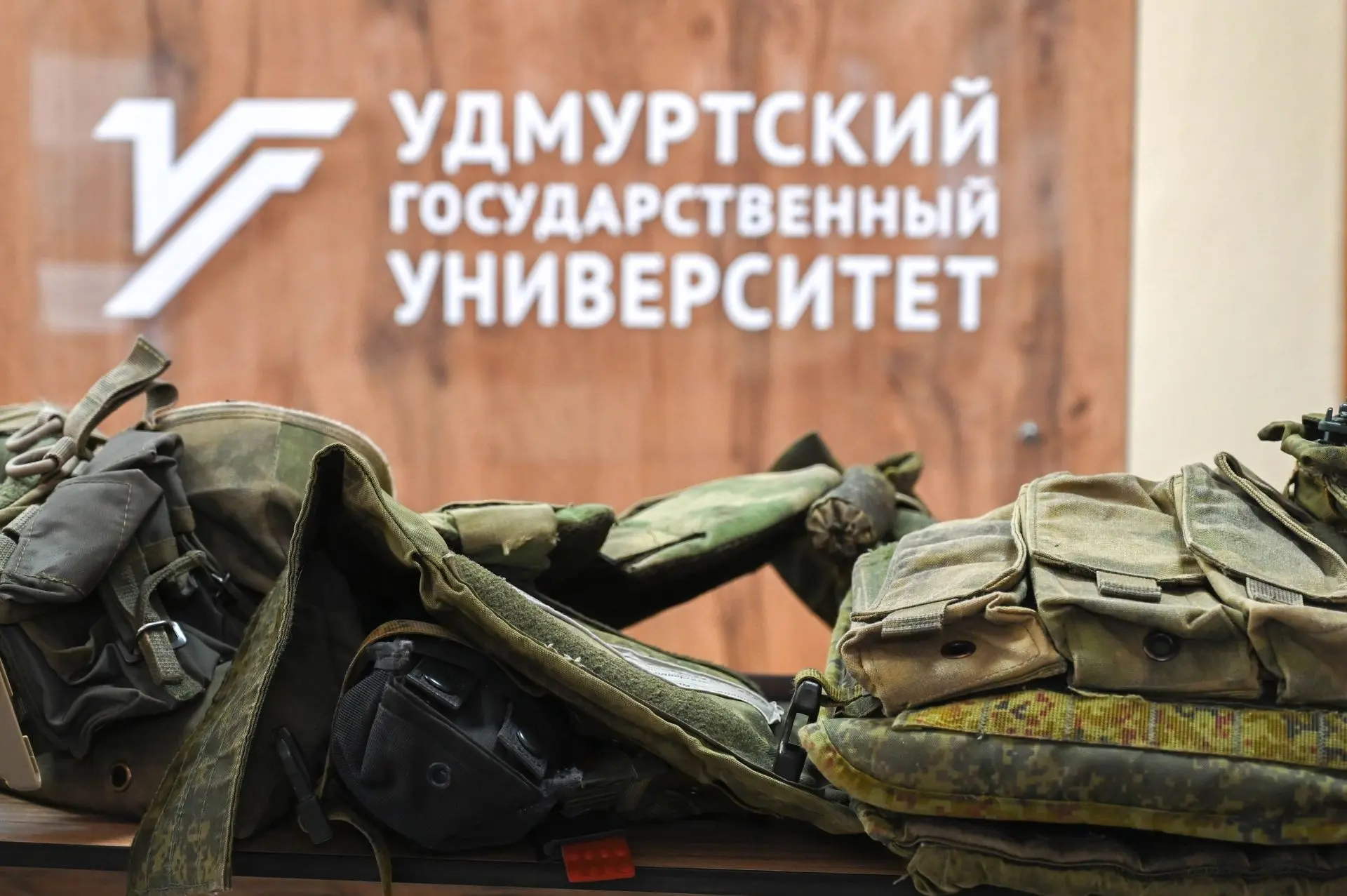 Герои среди нас: в УдГУ прошел круглый стол «СВОи Герои»  И. о. ректора Анна Владимировна Овчинников