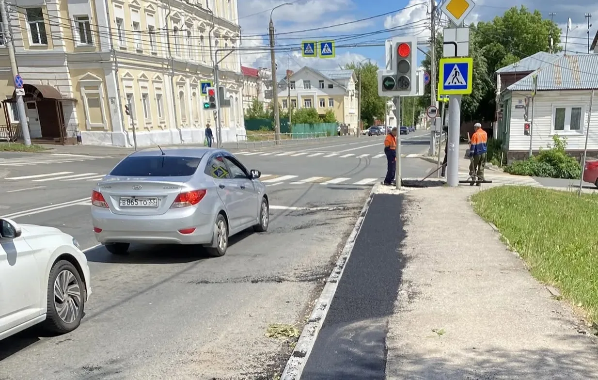 В областном центре продолжаются работы по содержанию и ремонту улично-дорожной инфраструктуры. Специ