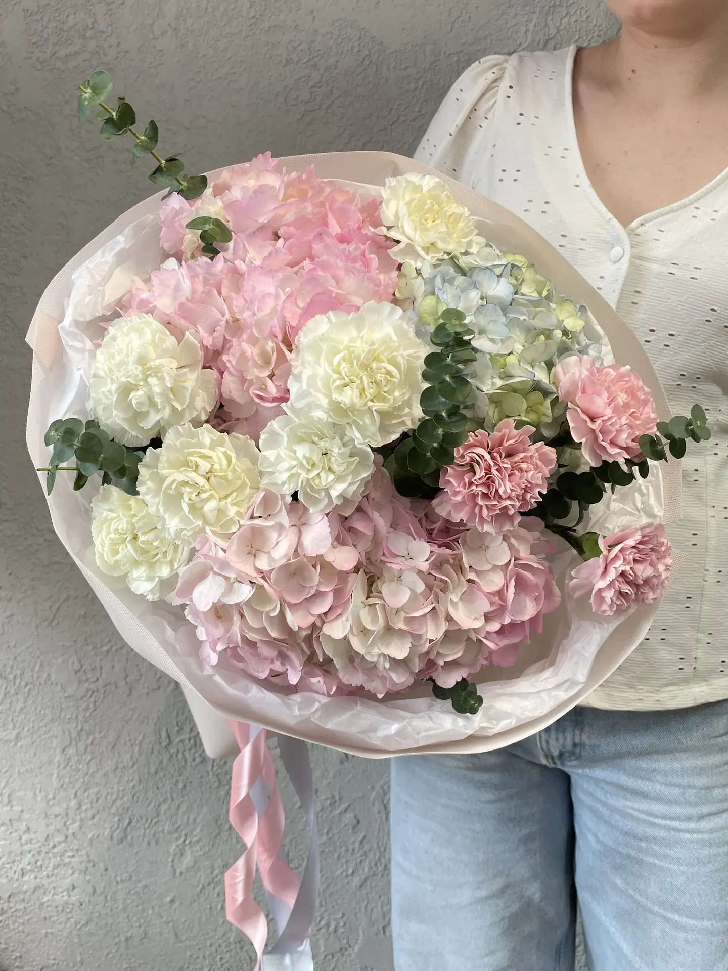 Гортензия, диантус и эвкалипт в одном букете. Нежное, свежее, очень летнее сочетание.

Гортензия даё
