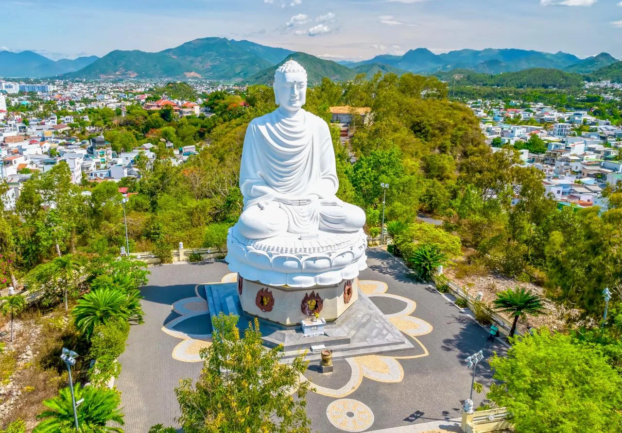Пагода Лонг Шон в Нячанге, Вьетнам 🇻🇳  🔹 Пагода Лонг Шон - главный буддийский храм Нячанга, основанн