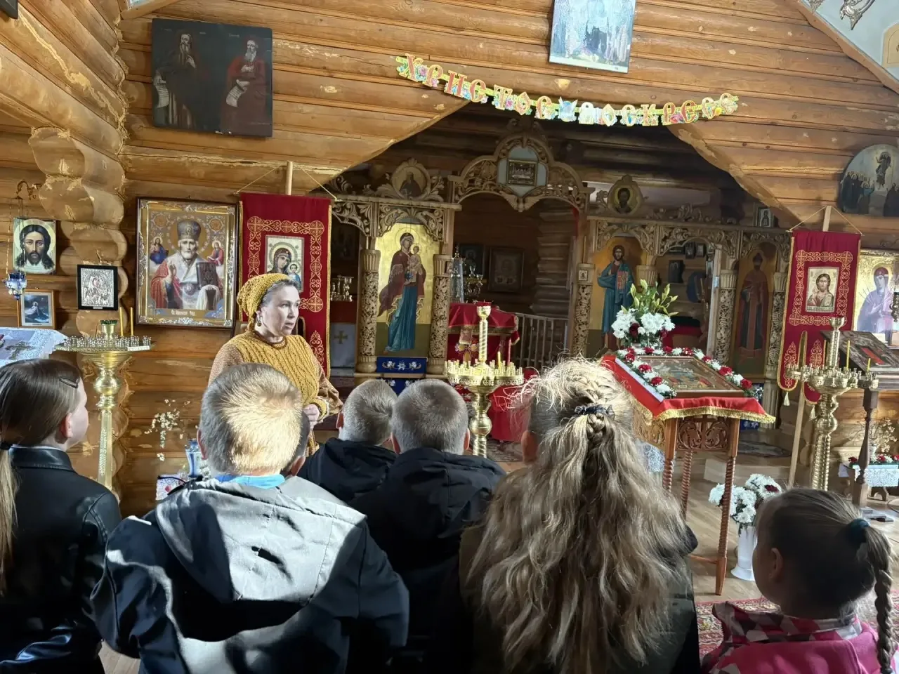 Ребята третьих классов  отправились на увлекательную экскурсию —  в храм. Они узнали много нового о 
