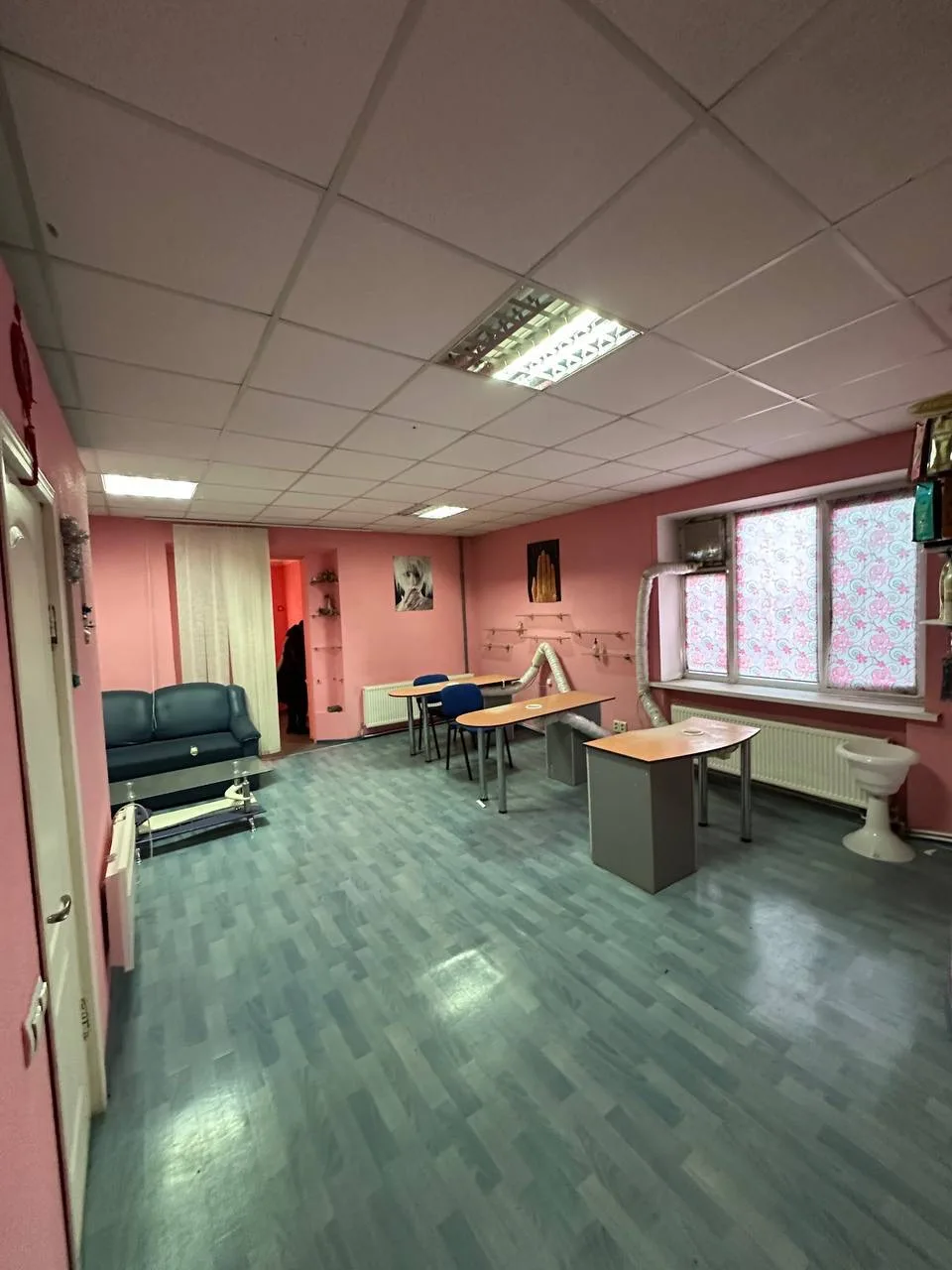 Продам салон красоты , центр, ул Челюскинцев, р-н СШ N17, с автономным отоплением площа...