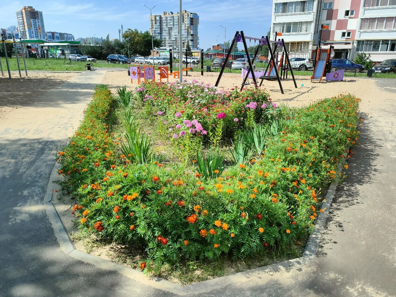 🌺 Смотрим на эти яркие клумбы и понимаем: красота создаётся руками неравнодушных людей.

Огромная б