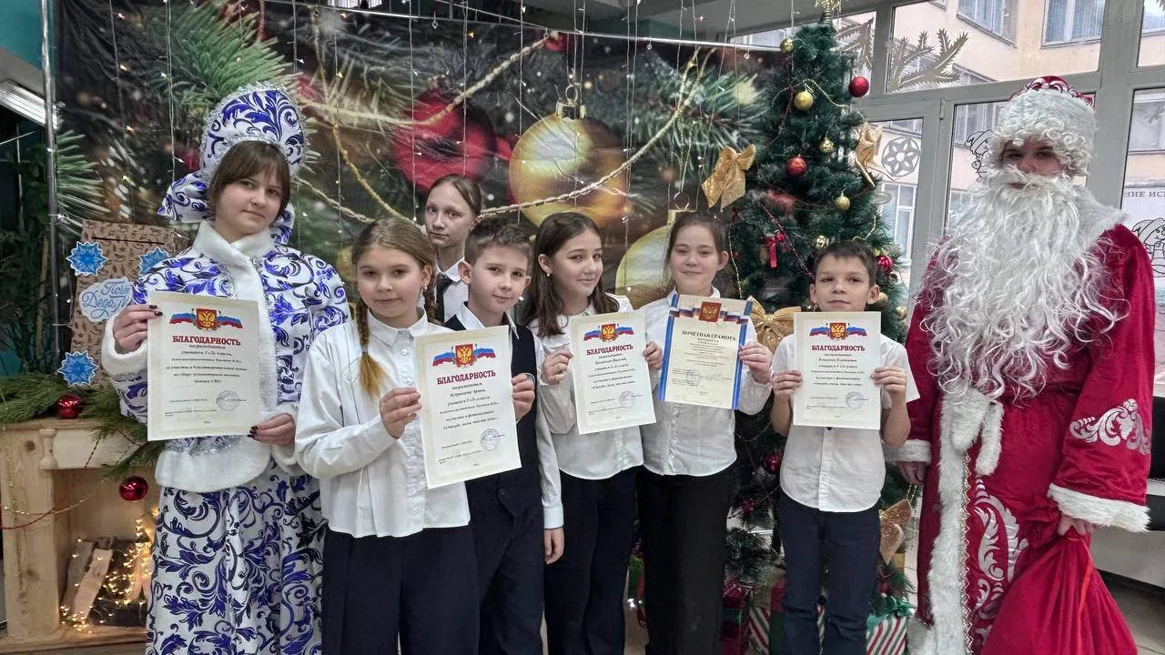 🎄 В нашей школе начались новогодние чудеса! 🎄Праздничное волшебство уже стучится в двери нашей школы