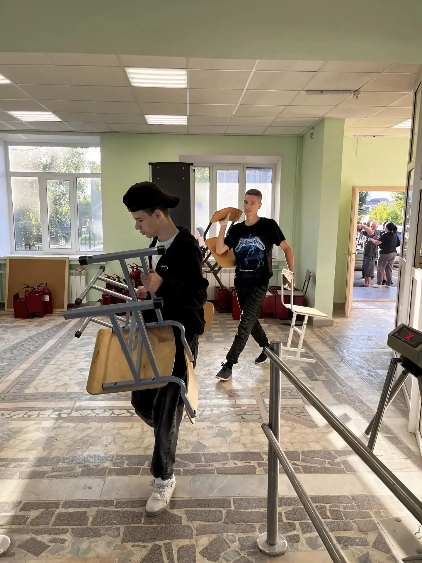 👷Вчера в нашей школе была проделана огромная работа! Силами родителей, учеников, выпус...