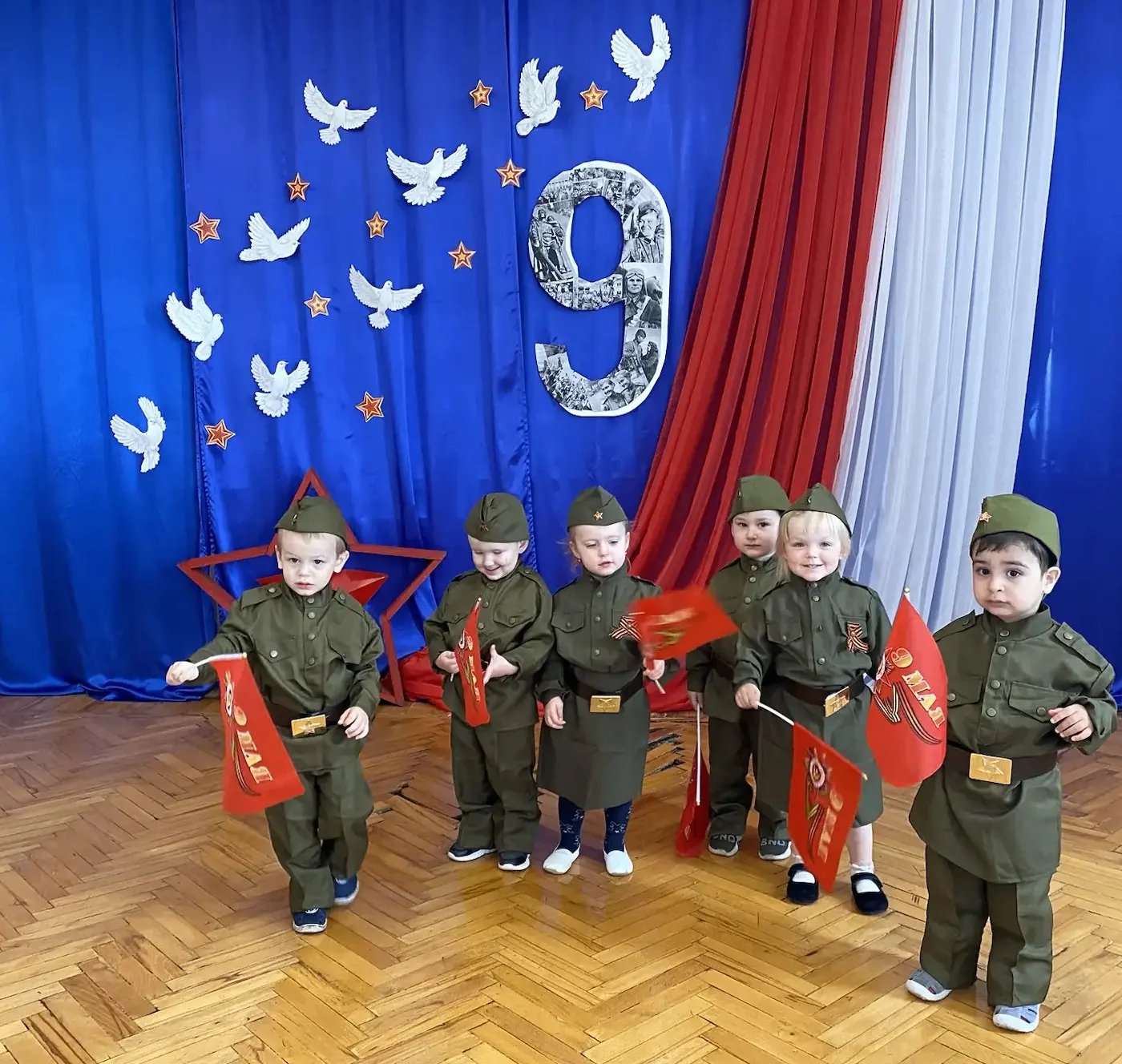 На День Победы наши малыши "Лучики"  участвовали в праздничных мероприятиях, выступая в детской воен