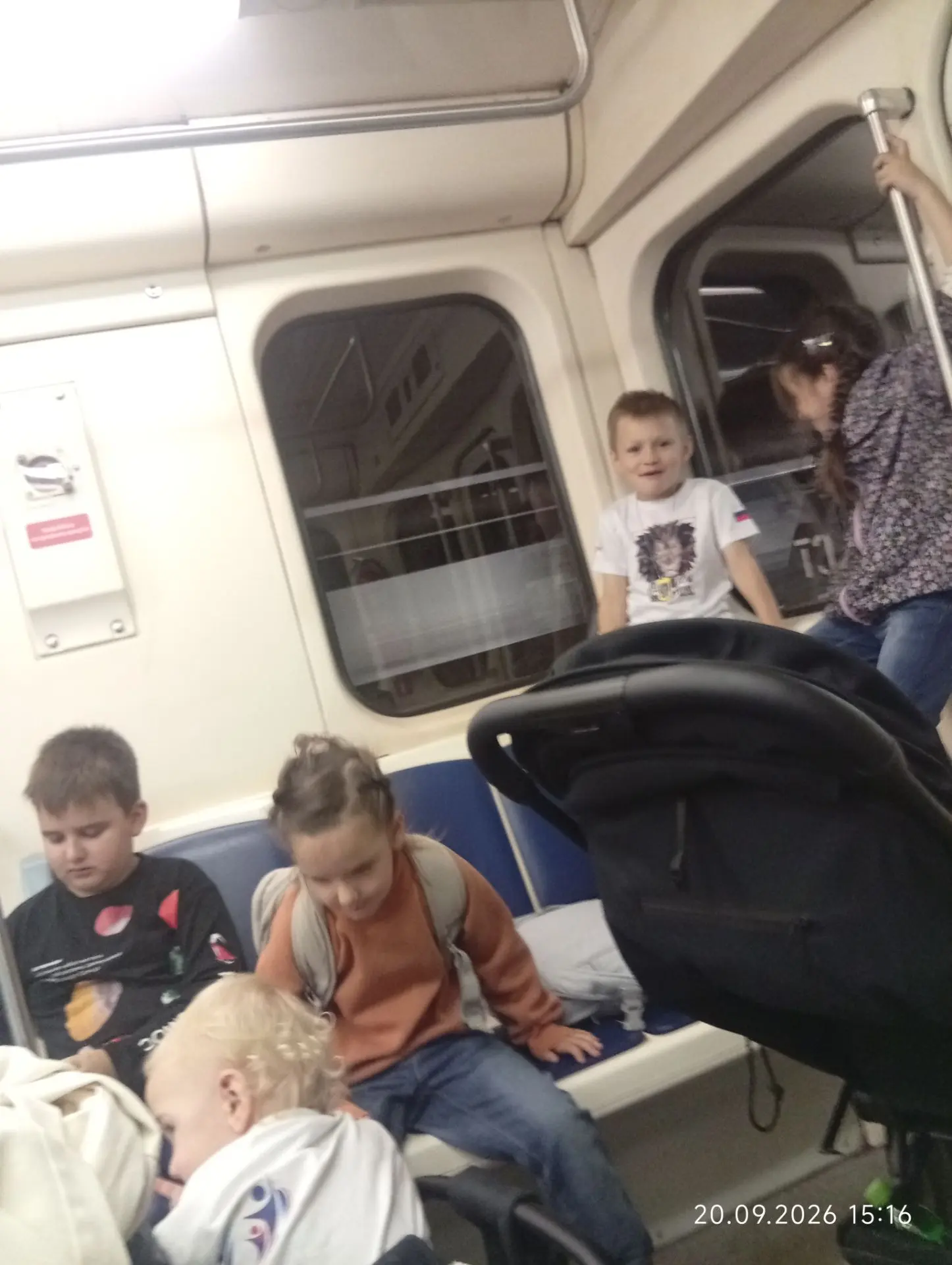 🙏«Сегодня в метро произошла удивительная встреча. Наши малыши-близнецы вдруг начали об...