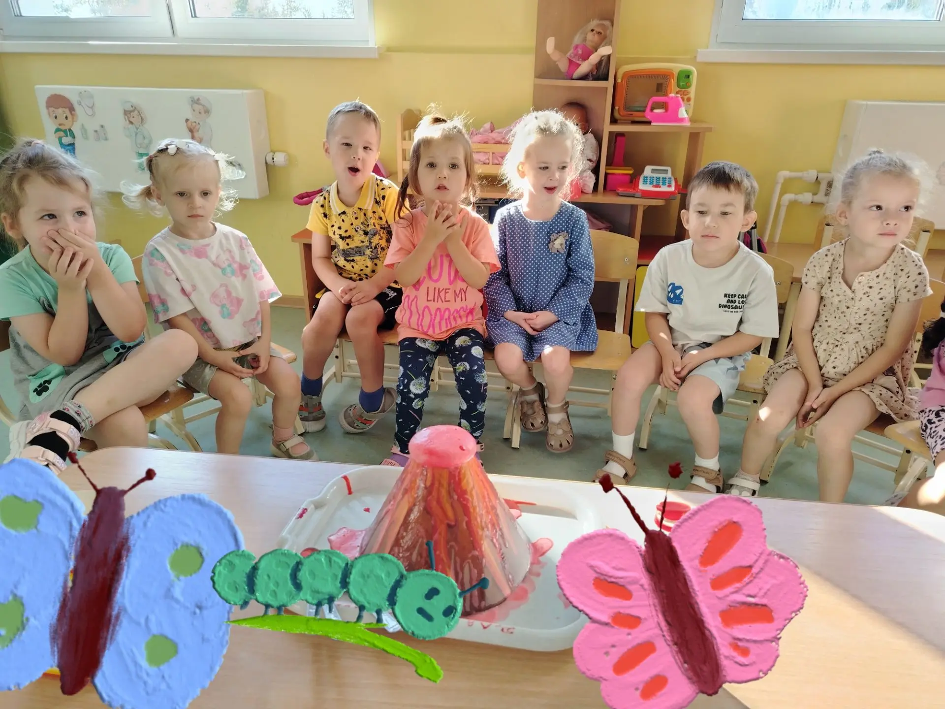 🌋 Вчера в 14-й группе «Ромашка» прошёл увлекательный эксперимент «Извержение вулкана»!...