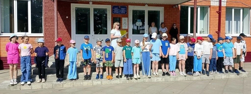 🌝Лето — время пробуждения природы и школьных каникул. На открытой площадке прошла стихокарусель «Ка