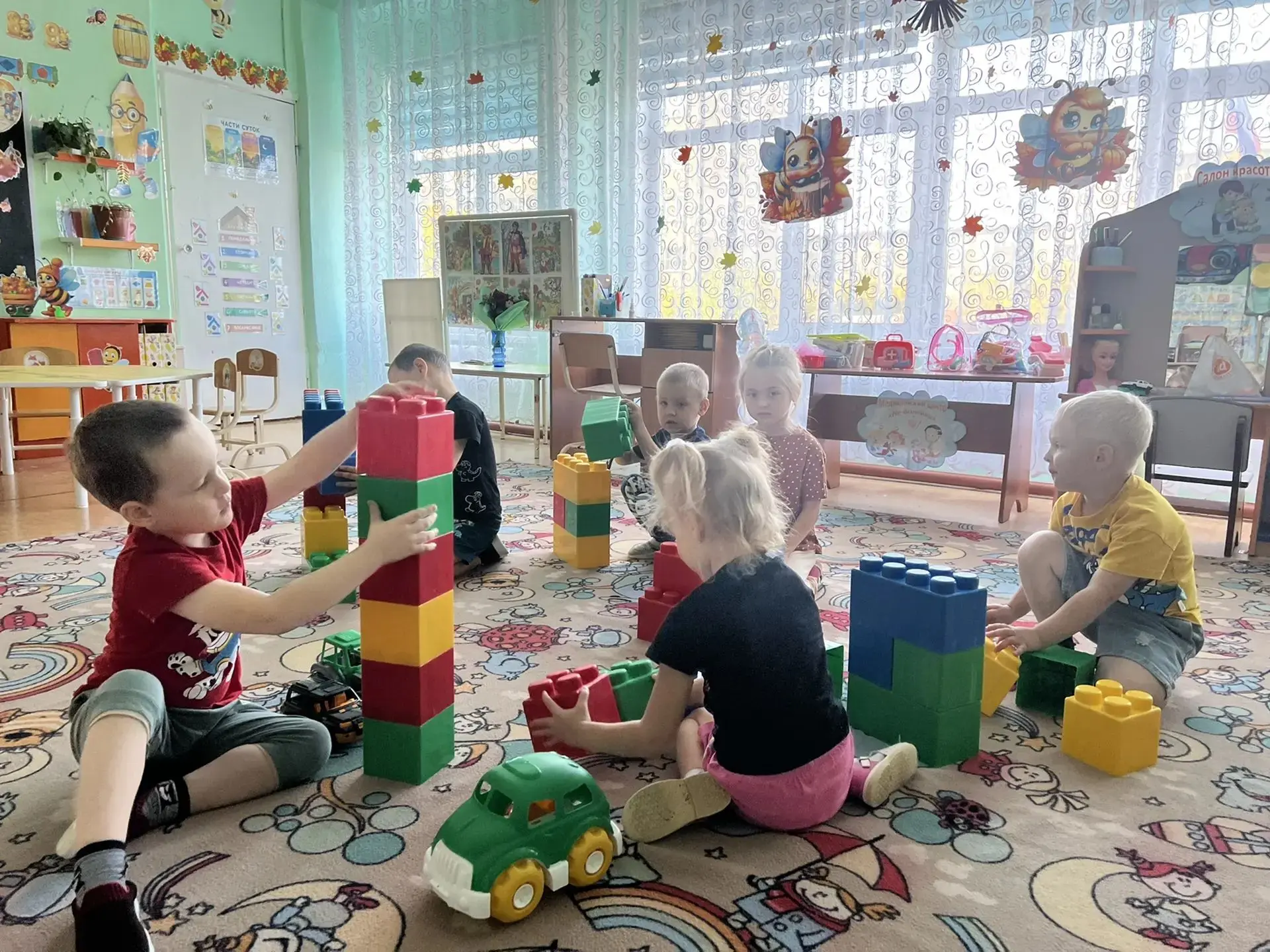 🏗️ Осторожно! В нашей средней группе «Б» «Пчёлки» растут будущие архитекторы и инженеры!