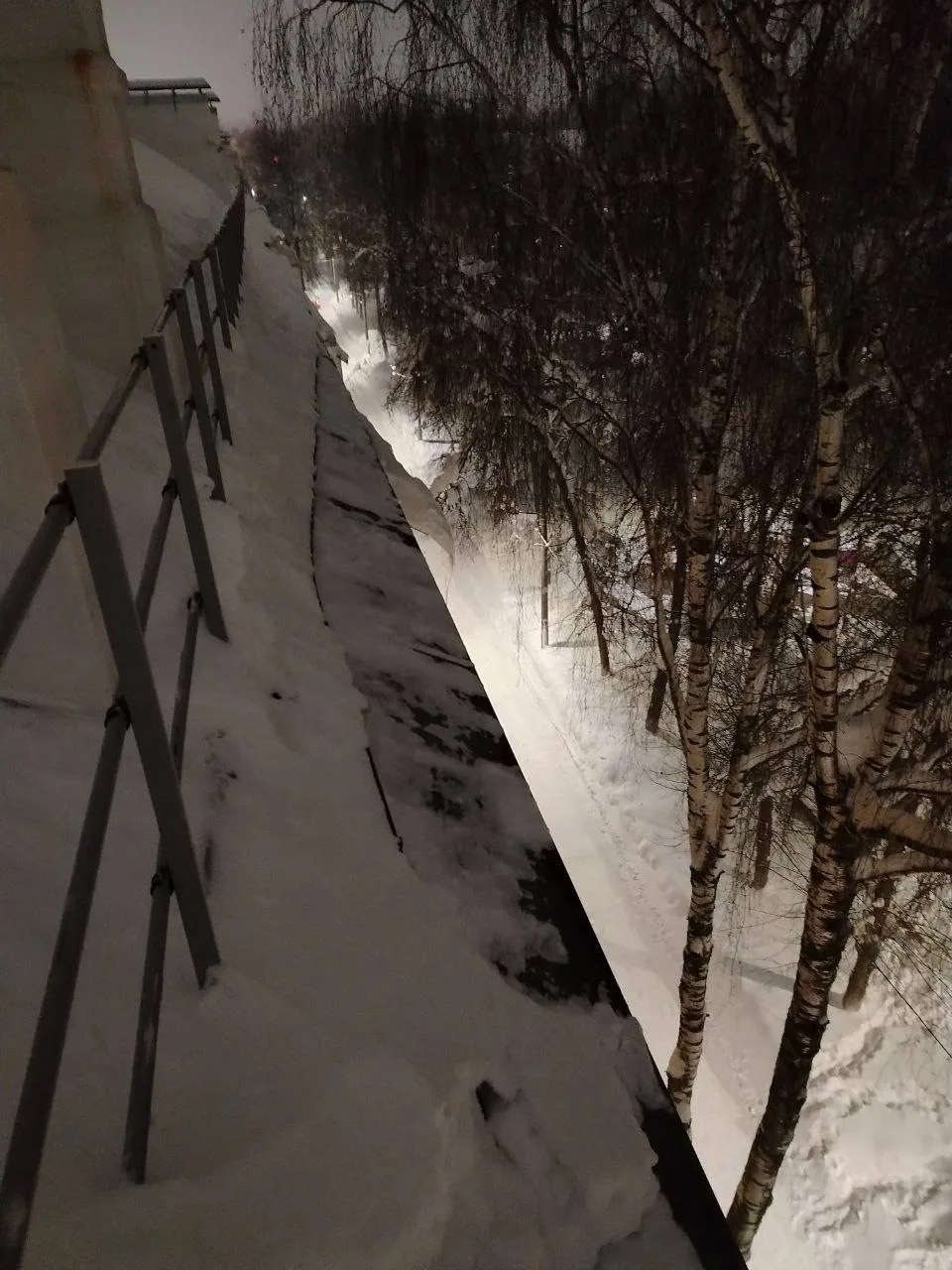 ❄️ В Советском районе продолжается очистка кровель от снега и сосулек!  С самого раннего утра наши а