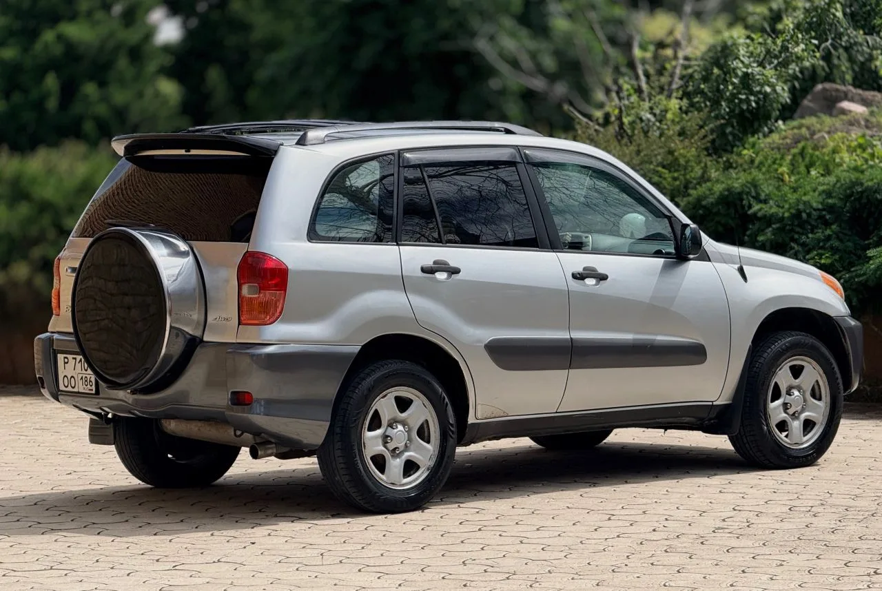 Здравствуйте. В продаже Toyota RAV4 LONG 2 поколения.
Отличный городской кроссовер на настоящем полн