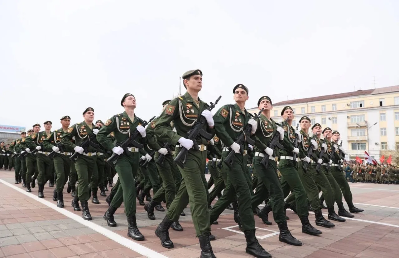 Дорогие друзья, от администрации города и от себя лично от всей души поздравляю вас с Днем защитника