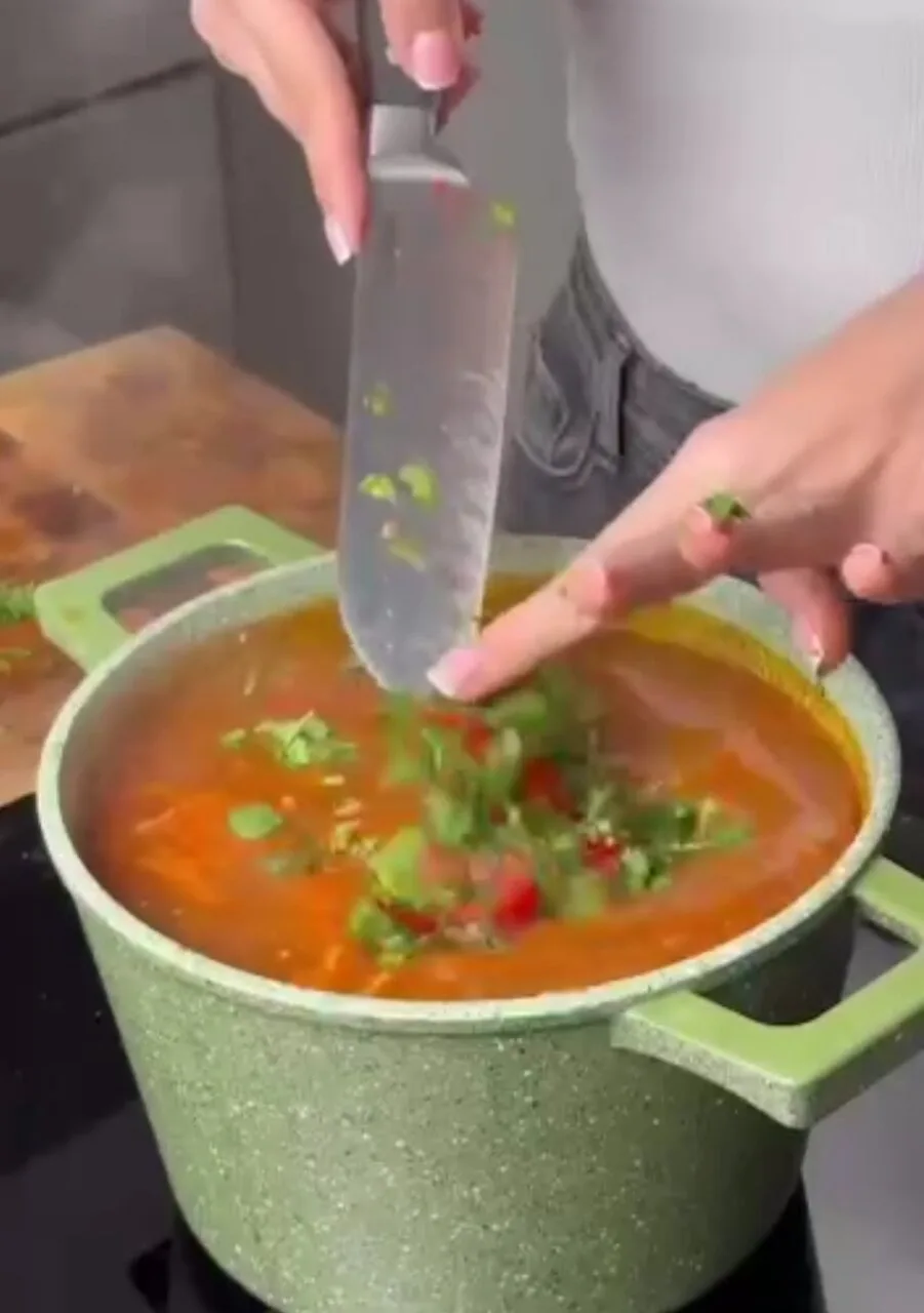 🥣 Пряный суп харчо по-грузински с орехами и гранатовым соком.