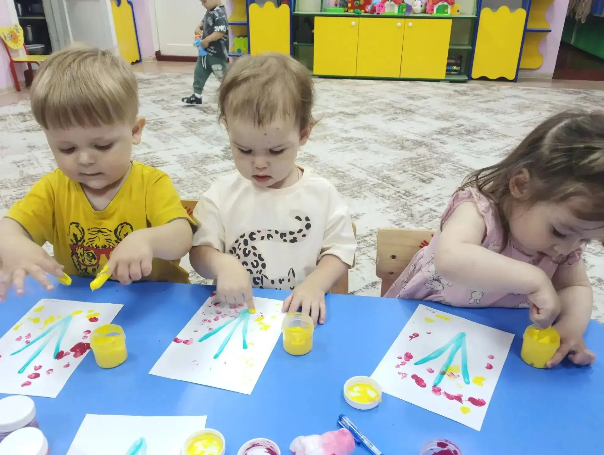 Сегодня наши малыши открыли в себе настоящих художников! Мы устроили большую пальчикову...