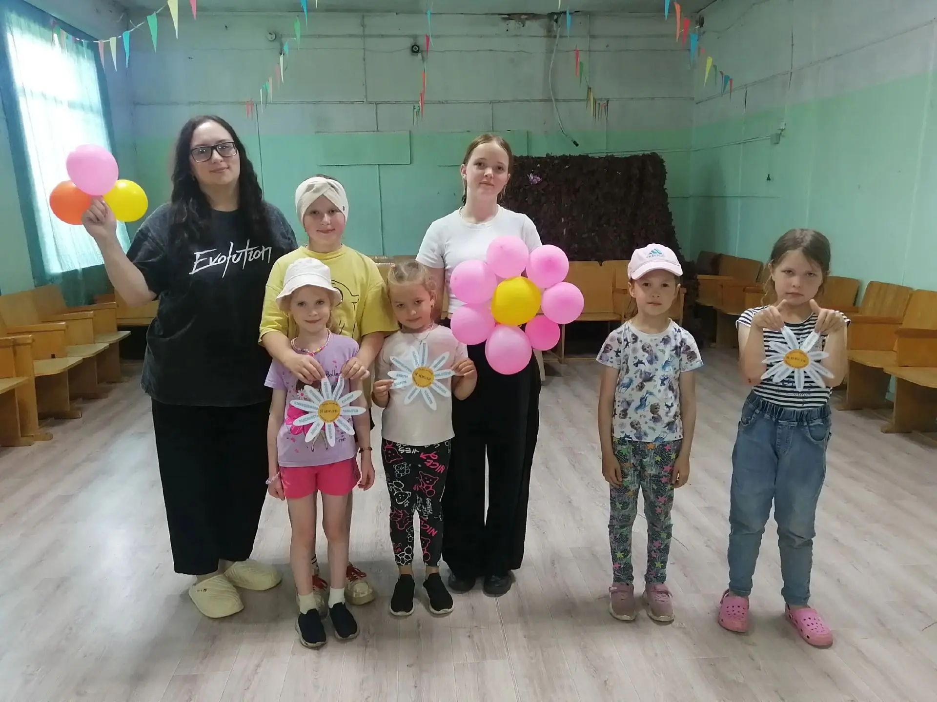 Ромашек белый хоровод 🌼

Сегодня, в День семьи, любви и верности, ребята отправились на поиски заве