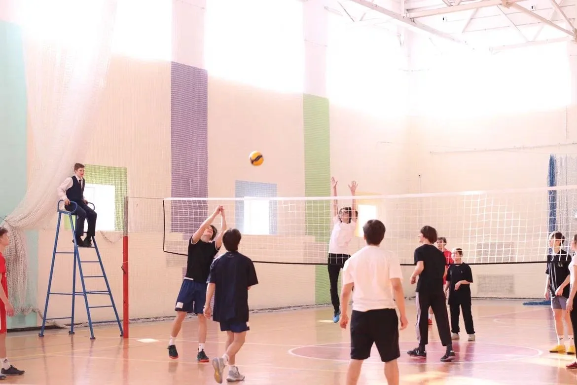 🏐 В гимназии состоялись соревнования по волейболу среди 9-х классов  Яркие игры прошли в большом спо