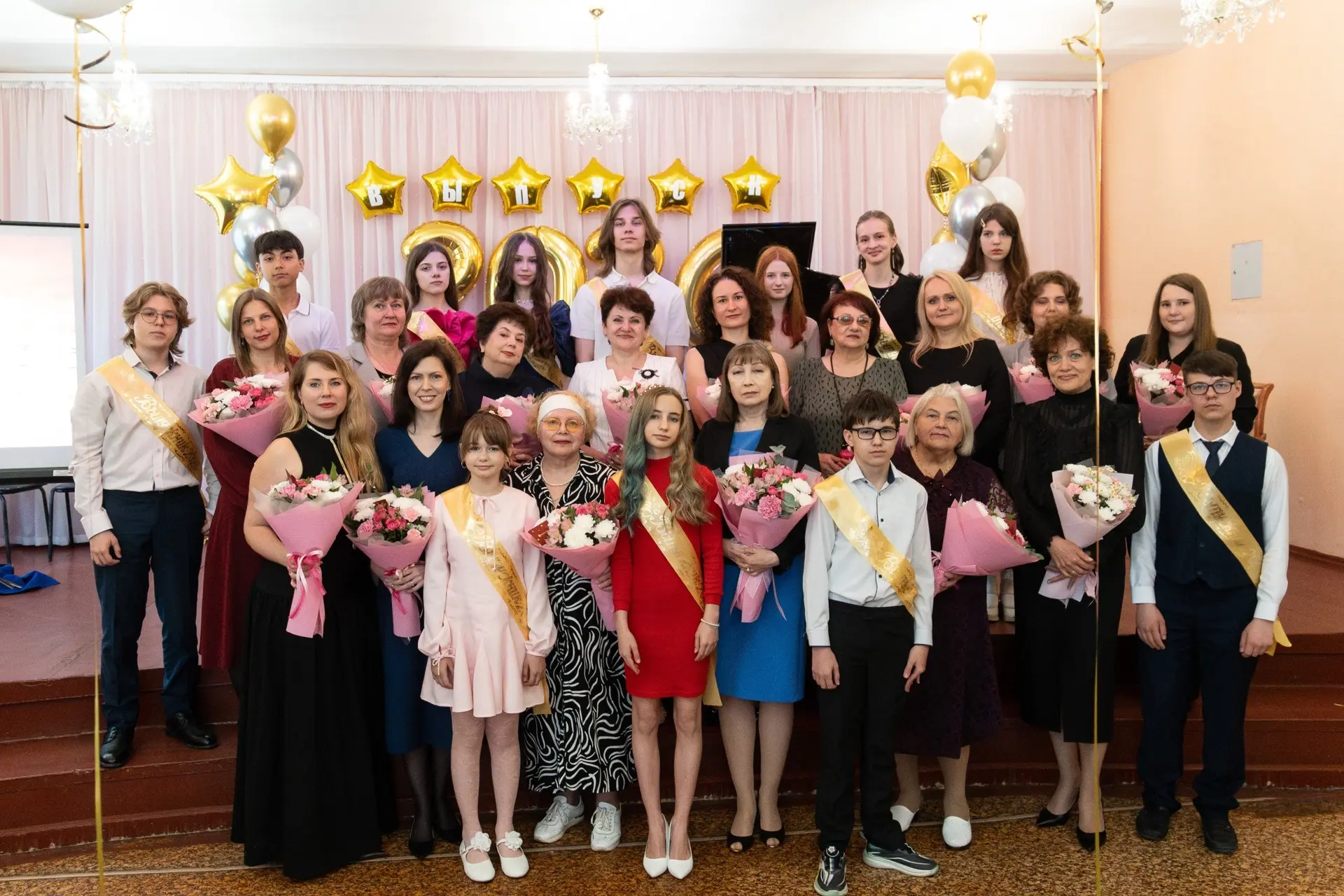 "Выпускной - 2026!"

✨ 7 июня в концертном зале нашей школы состоялся самый трогательный праздник - 