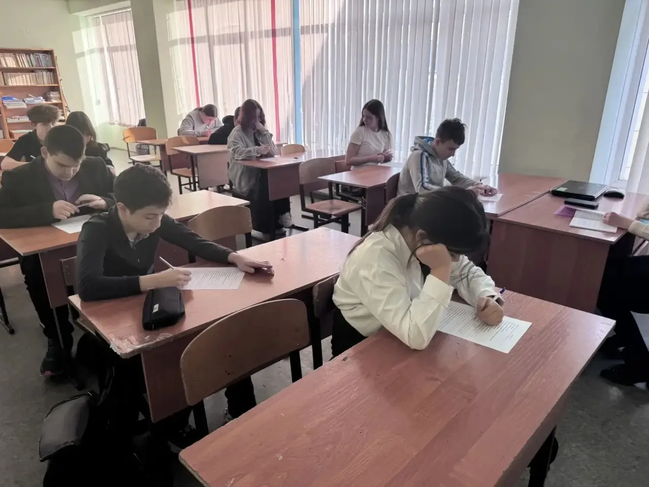 В нашей школе дан старт неделе русского языка. Семиклассники приняли участие в Далевском диктанте. Ж