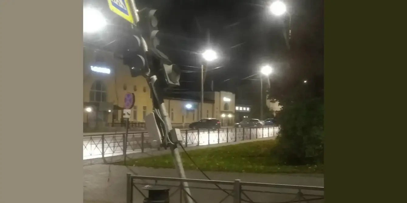 В Гатчине завалили светофор