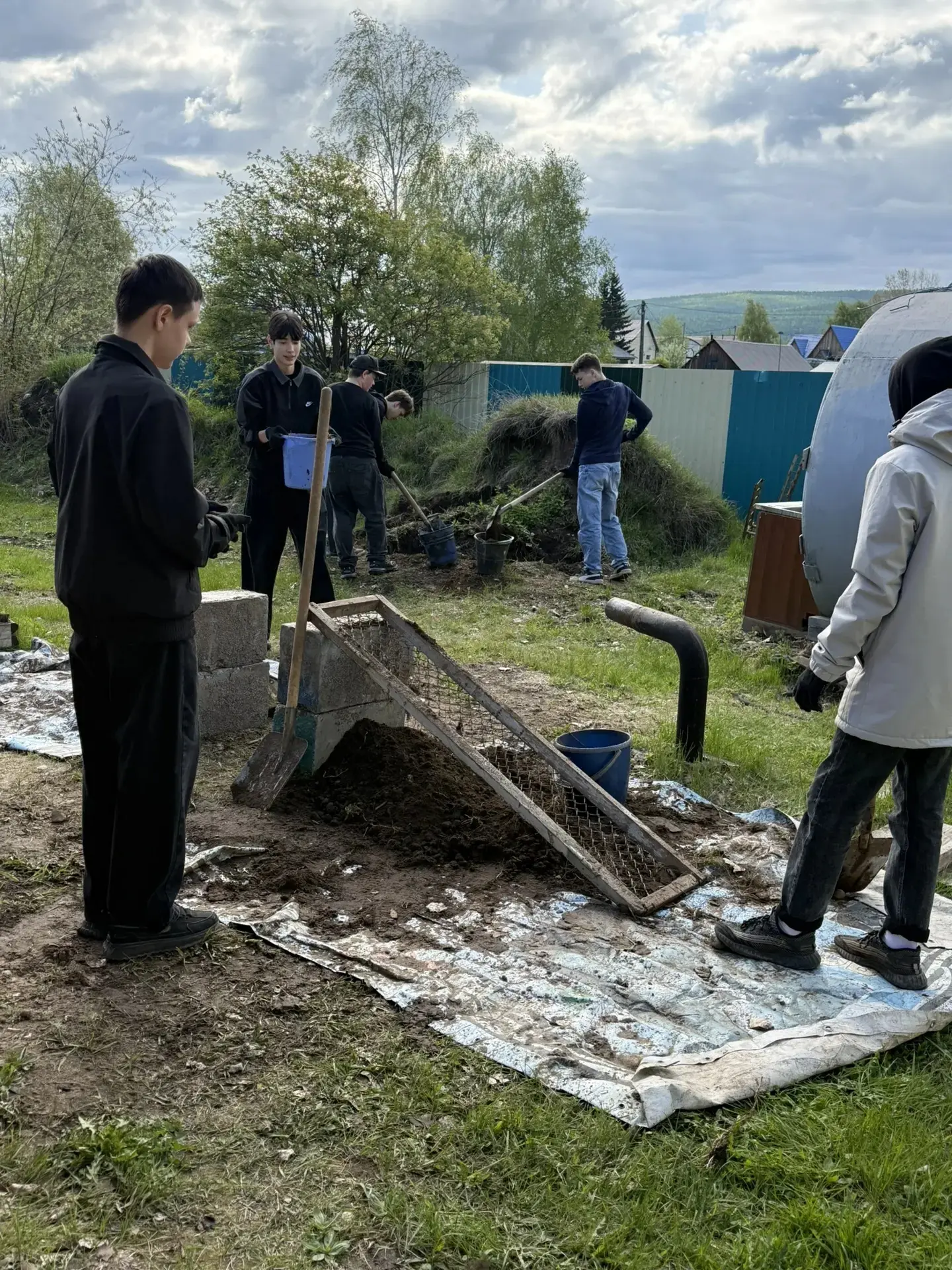 ТРУДОВЫЕ БРИГАДЫ "СЭРГЭ" АКТИВНО РАБОТАЮТ НА БЛАГО ГОРОДА 

В городе стартовала летняя программа зан