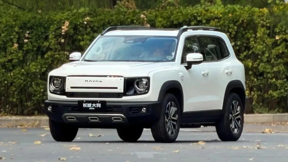 На улице в Китае впервые сфотографировали новую версию кроссовера Haval Dargo с традици...