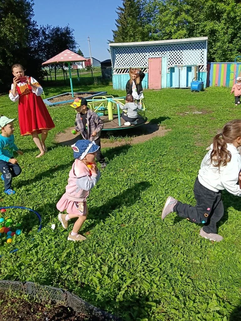 Работники Дома культуры провели детскую игровую программу «русские народные игры» для д...