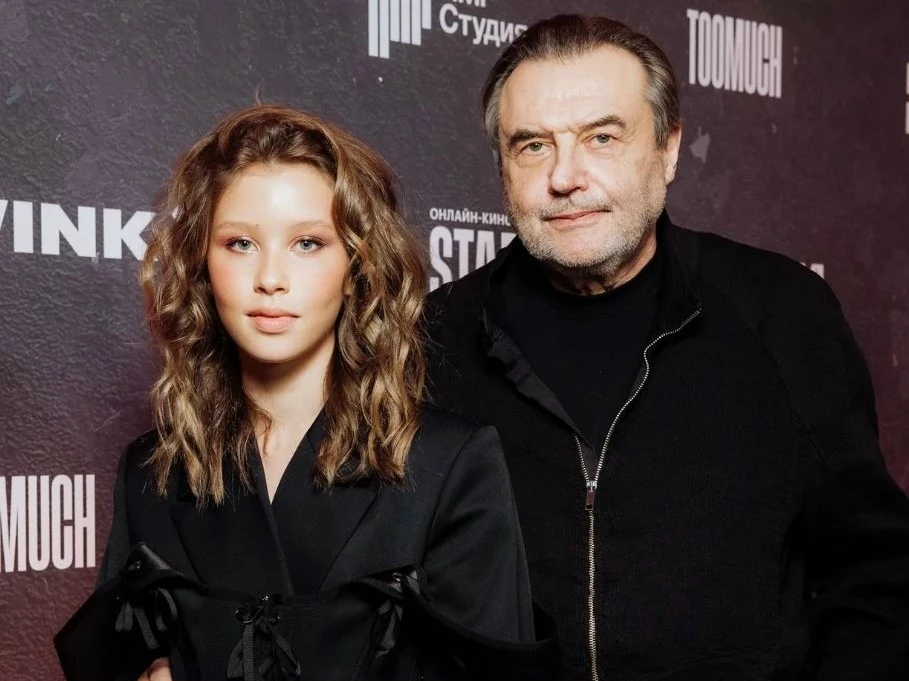 75-летний режиссёр Алексей Учитель тоже пришёл поддержать дочь Аню Пересильд.