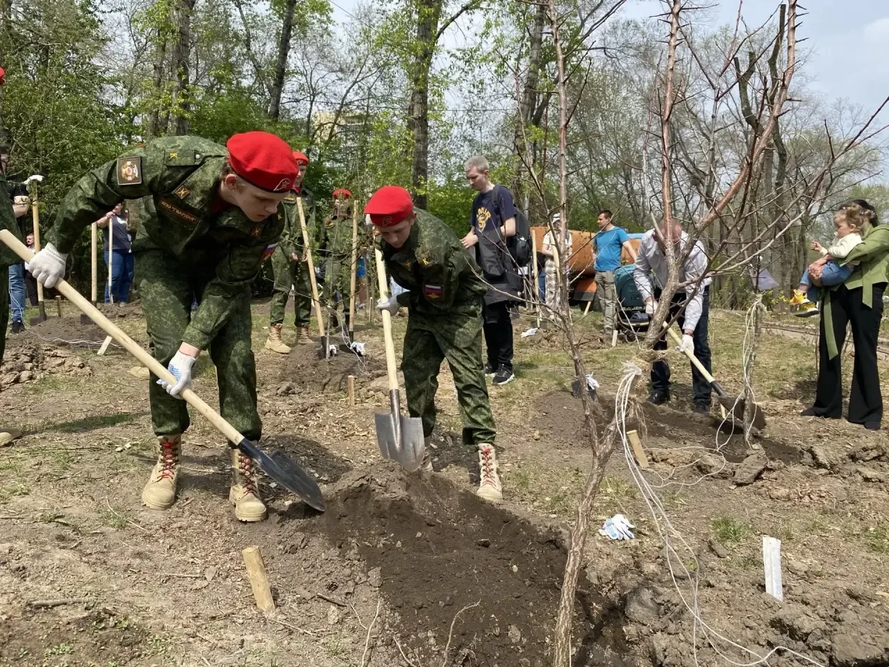 🌳 Сегодня на городских прудах прошла уже десятая, очень душевная акция «Подари ребёнку дерево»!  Был