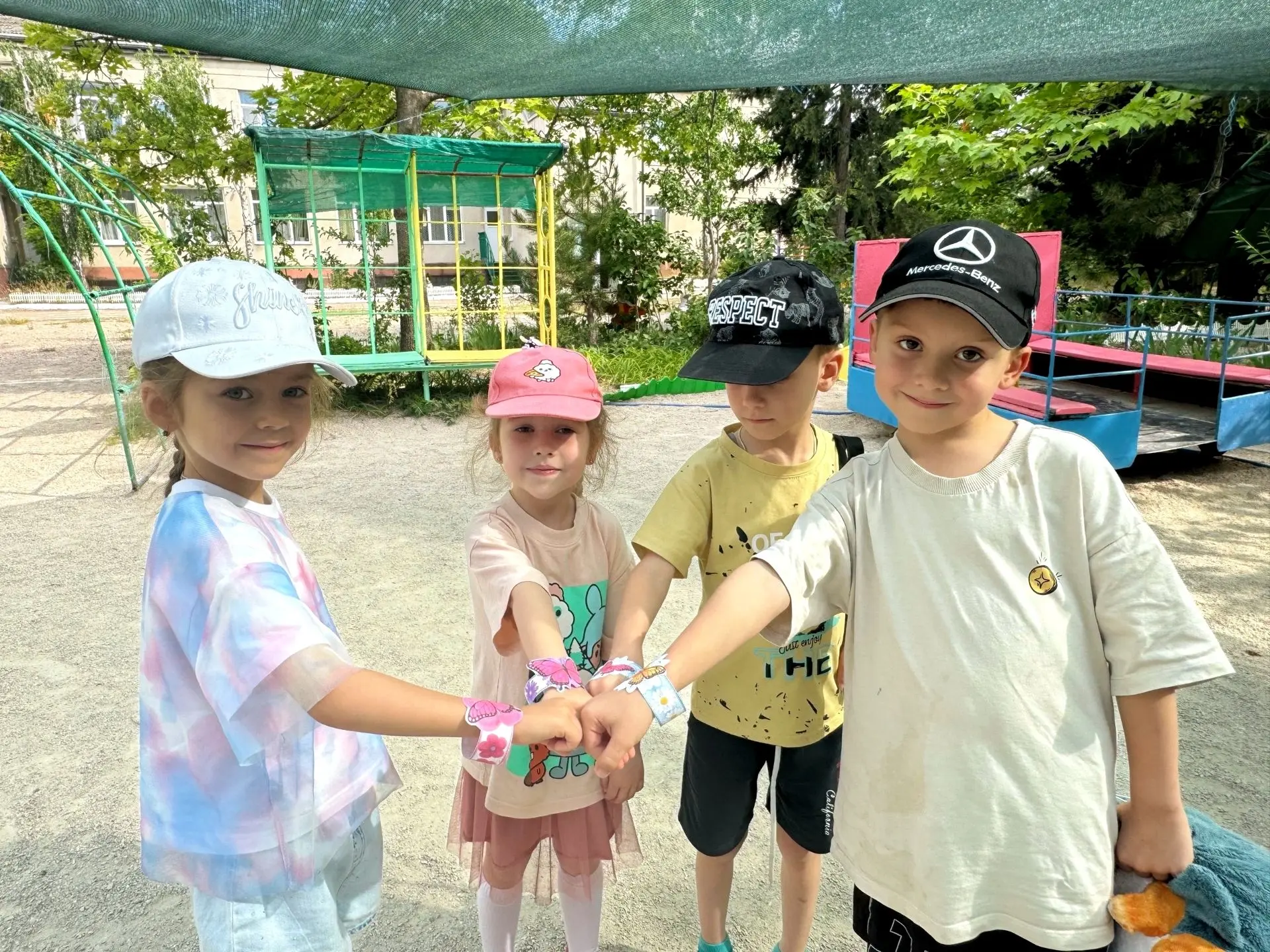 🧑‍🤝‍🧑 Интересные моменты из жизни группы «Росточек»

☀️ Лето в красках!

Наши ребята с огромным у