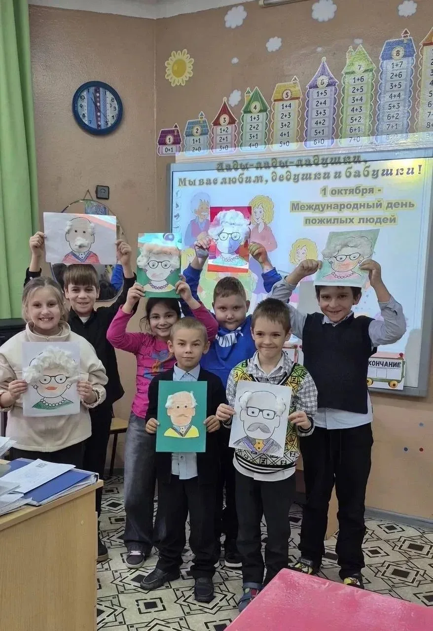 💫 Доброта в каждой детали: 3 «Б» и 3 «В» готовятся к празднику!