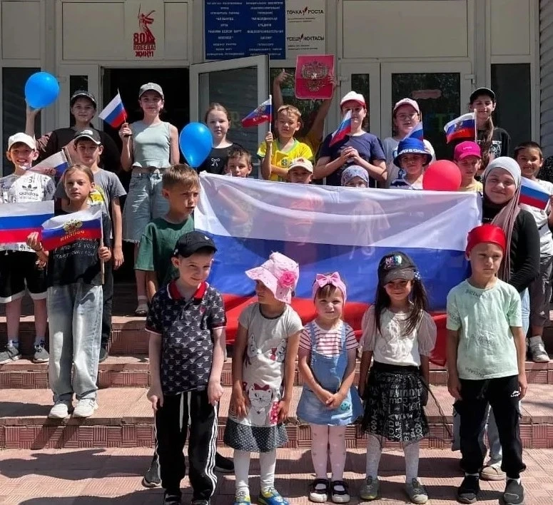 11 день. ДЕНЬ РОССИИ.
 11 день в лагере "Дружба"  и "Юность" был посвящён  Дню России.🇷🇺
Воспитате