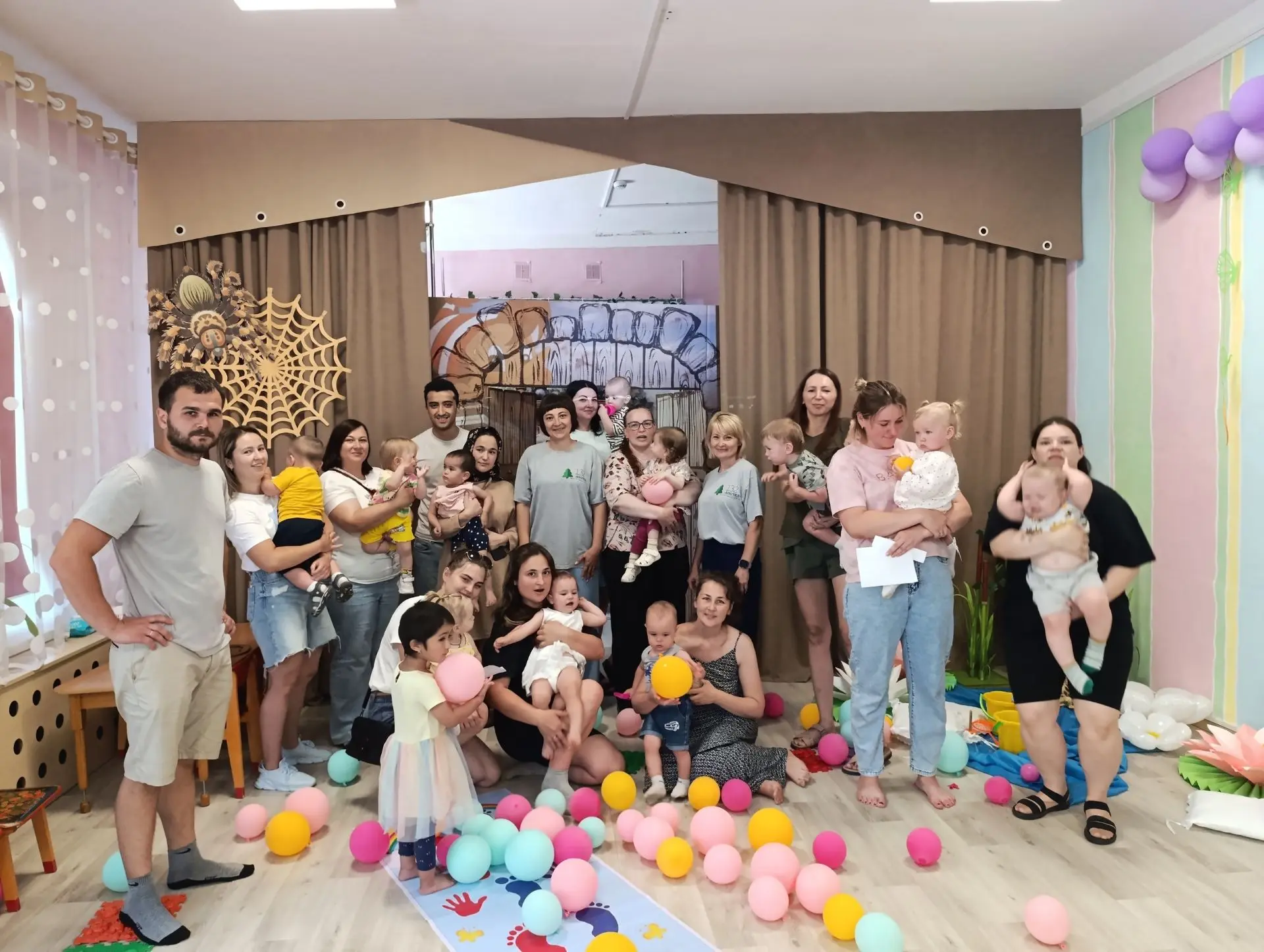 Наши крошки-ладошки 🥰

Самые маленькие жители Елочки отправились в гости к Буратино! ✨

В его волше