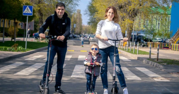 🛴 Для самокатчиков и велосипедистов: 1. Знайте ПДД!   Вы — полноценные участники движения. Изучите п