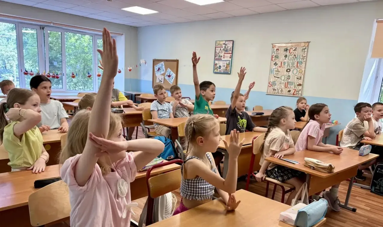 ☀️ В нашем летнем языковом клубе кипит языковая жизнь — и у каждого возраста свой путь к успеху! 

Р