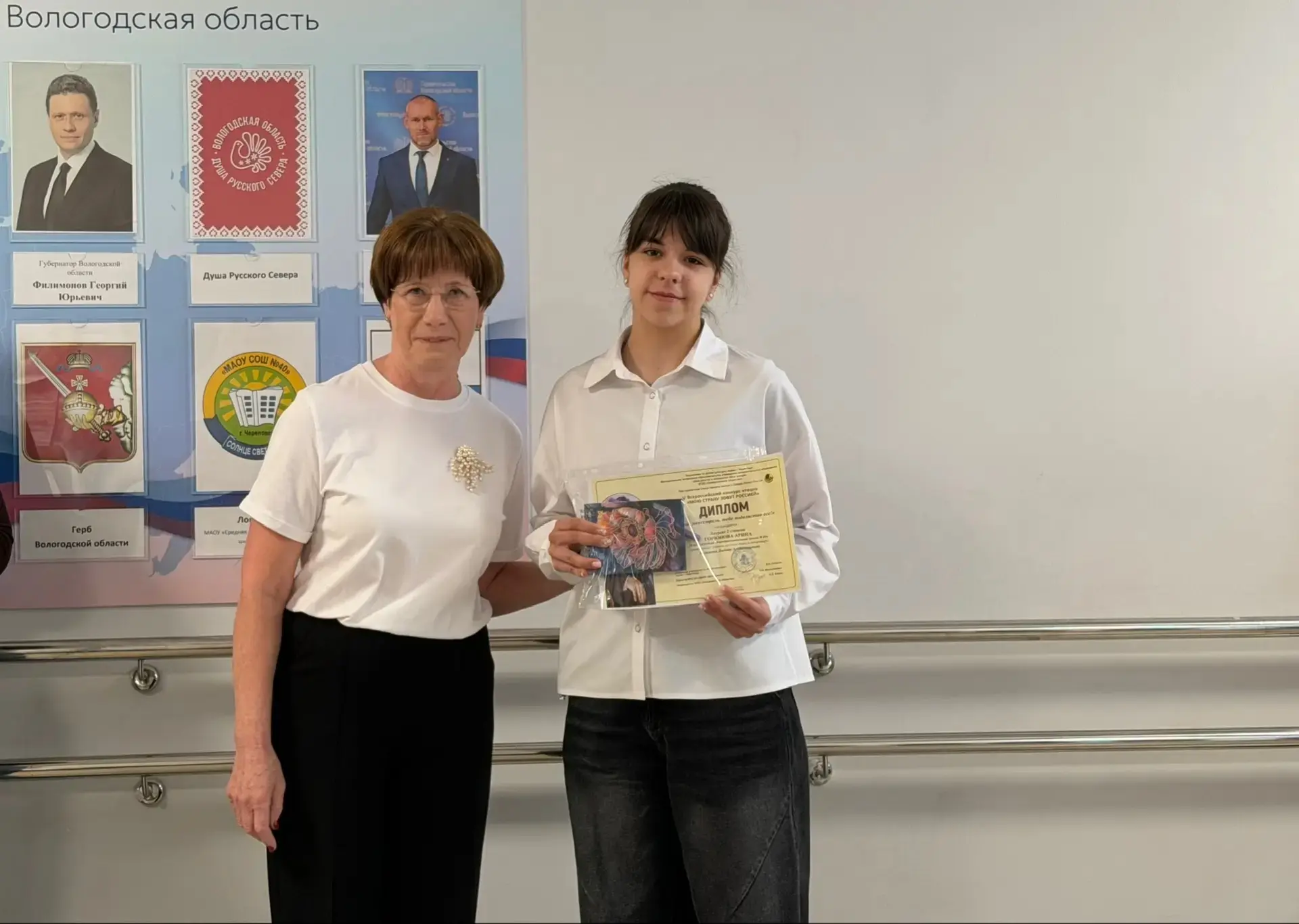 🇷🇺 Торжественная линейка с поднятием флага РФ прошла в школе!  🏆 Поздравляем ребят с грамотами за ко