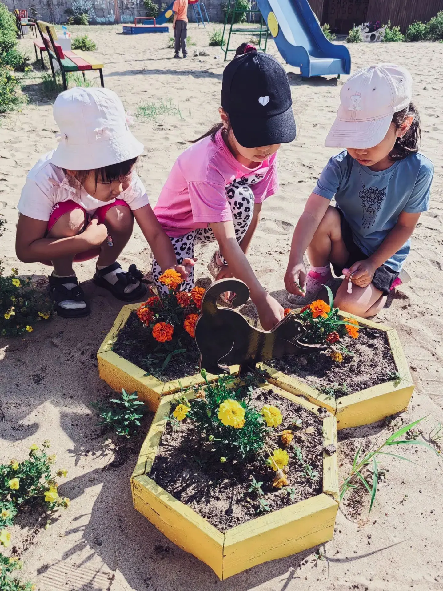Маленькие садоводы: 🌸👧🌿

Вместе с ребятами мы не просто любуемся красотой наших клумб, а учимся у