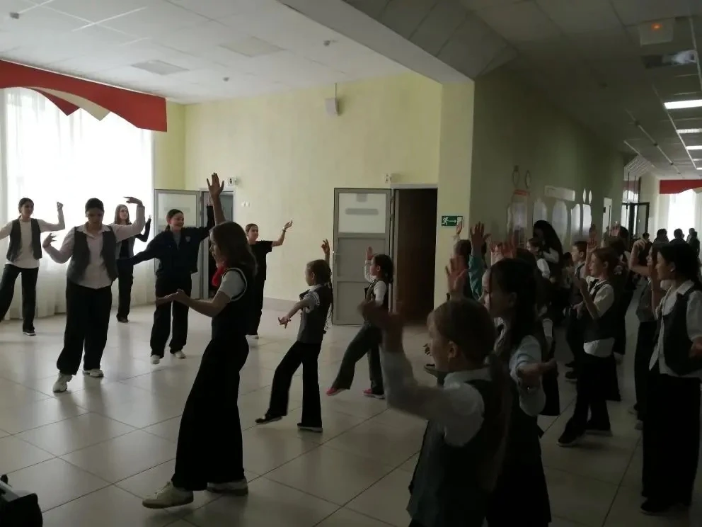 Активные перемены — заряд позитива на весь день! ✨💃  Сегодня в нашей школе царила настоящая празднич