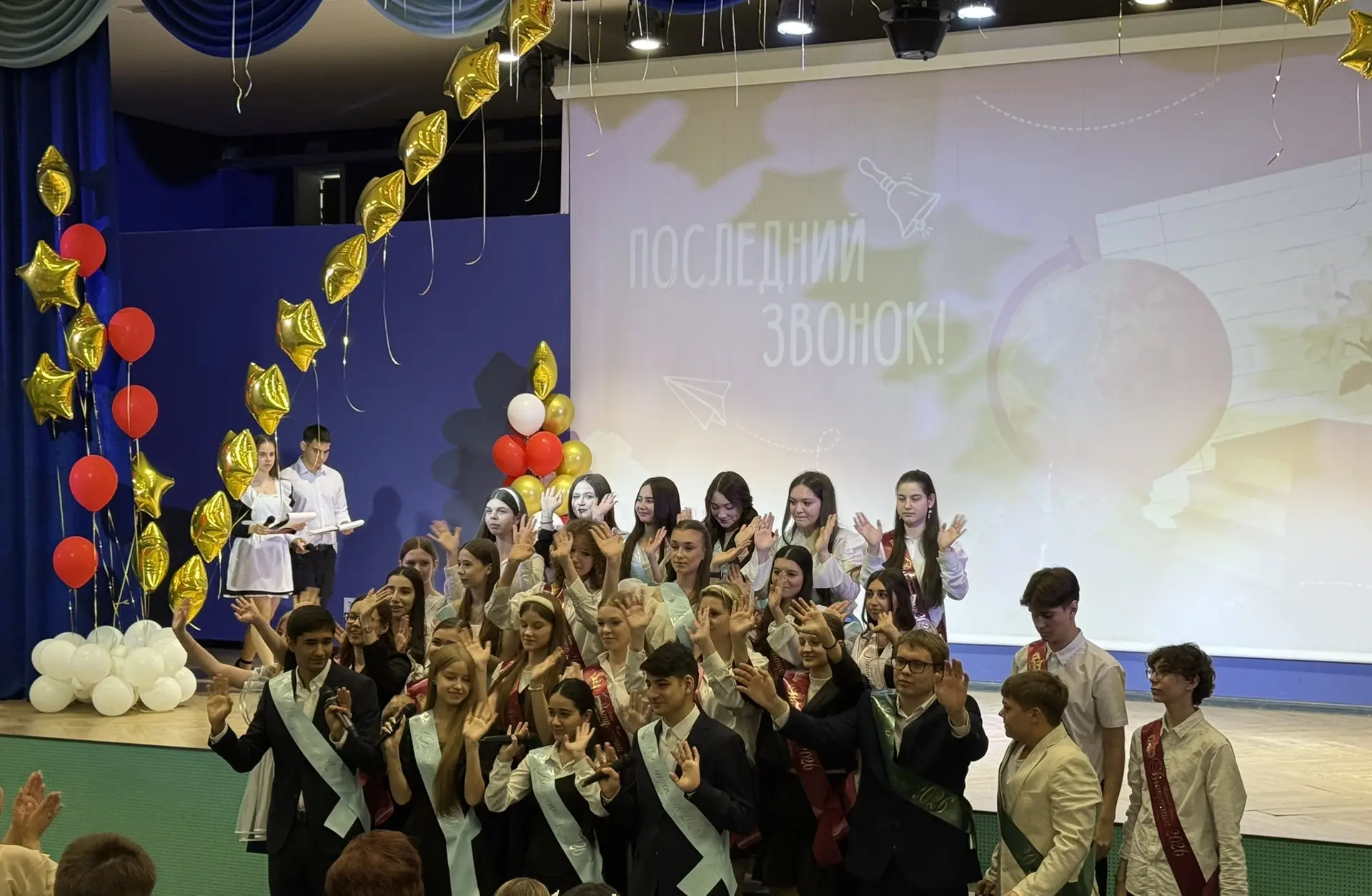 Сегодня в нашей школе отгремел последний звонок! 🎓🔔  Этот день получился ярким, красочным и очень тр