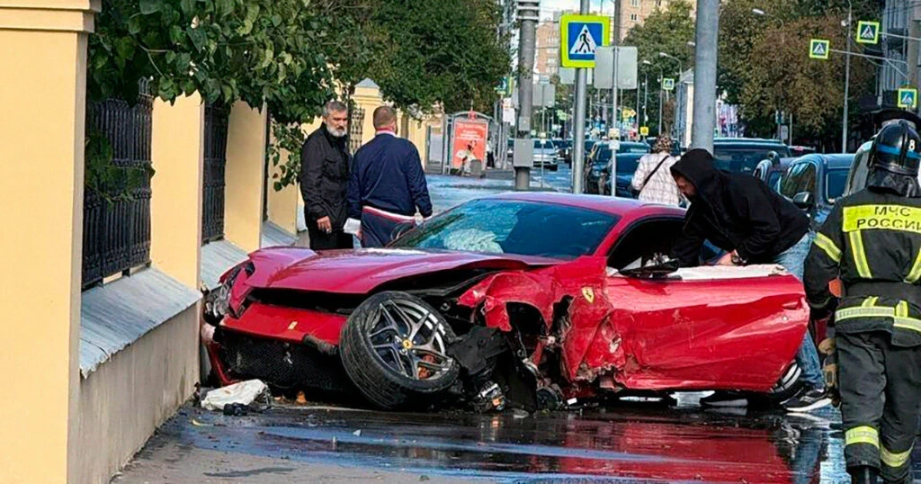 Ferrari врезался в забор на Большой Пироговской улице