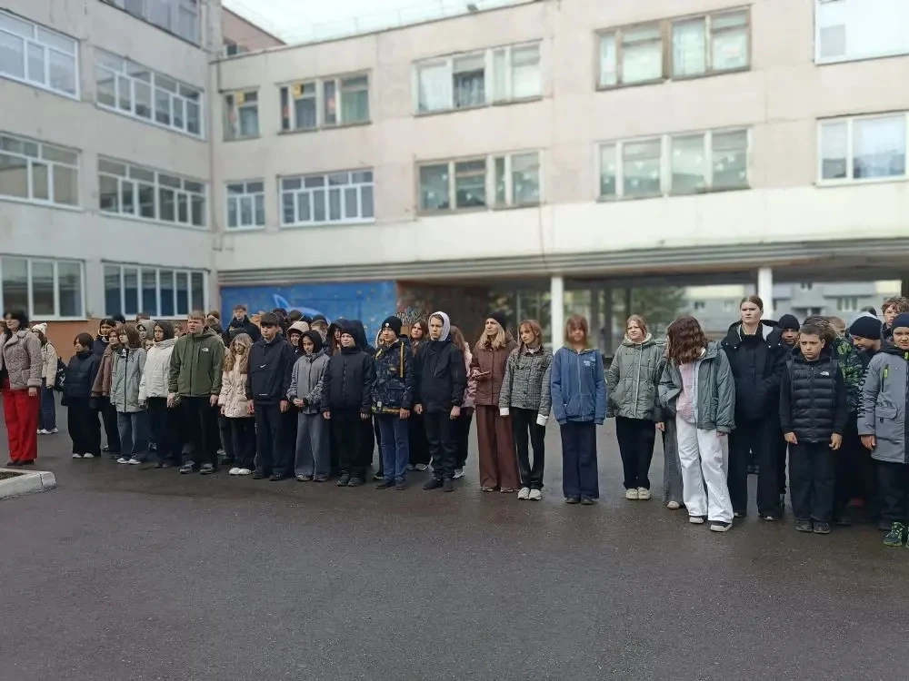 В нашей школе неизменно каждую неделю  осуществляется церемония поднятия Государственного флага Росс