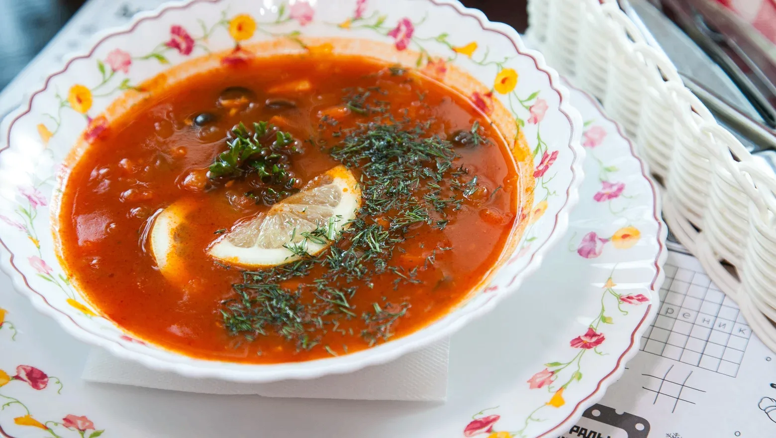 Кислинка солёных огурцов и копчёная курица делают обед особенно ярким 🍲

Солянка с томатной пастой 