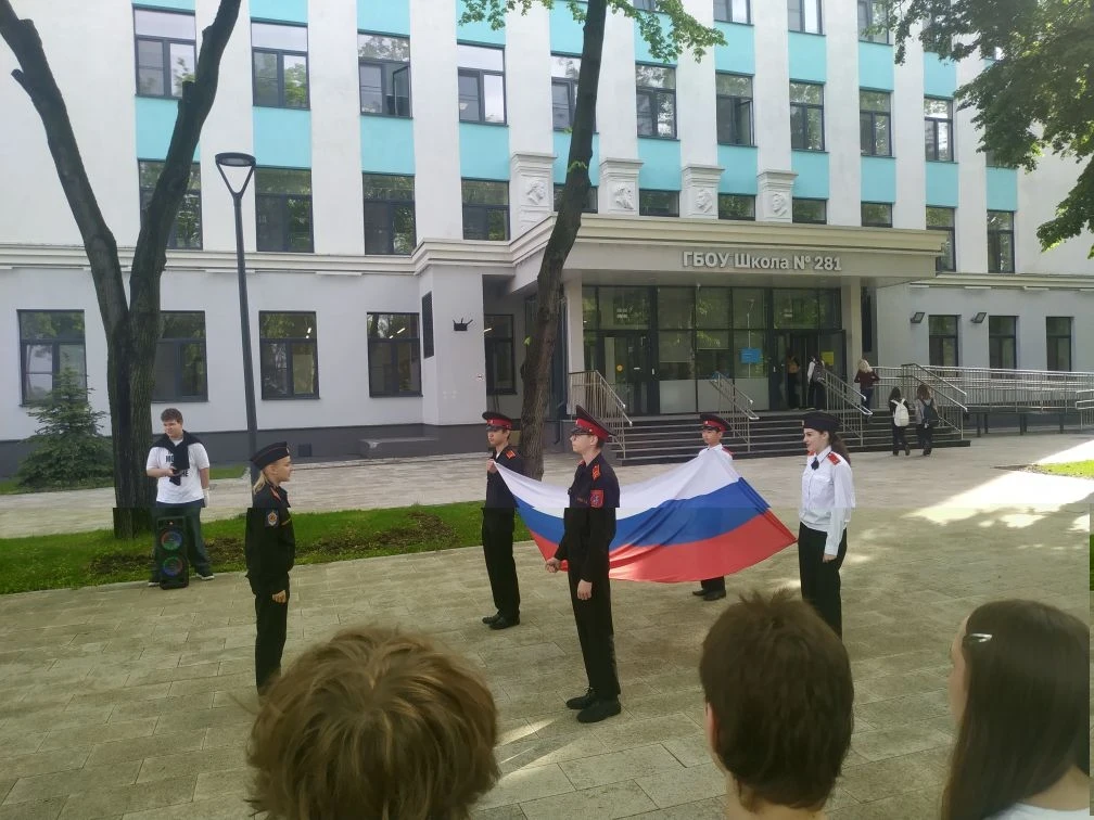РАЗГОВОРЫ О ВАЖНОМ 🇷🇺  Начинаем новую неделю торжественной церемонией поднятия флага! После церемони