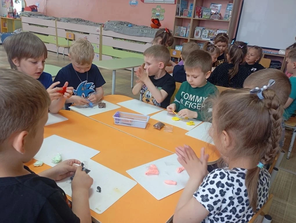 ☀️ Летнее творчество старших дошкольников!
Ребята подготовительной групп окунулись в мир художествен